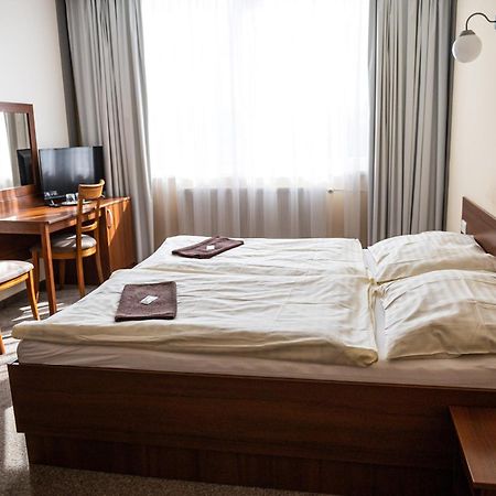 City Hotel B&B, Reception 24 7, 800M Od-From R1, Free Parking Banská Bystrica Exteriör bild