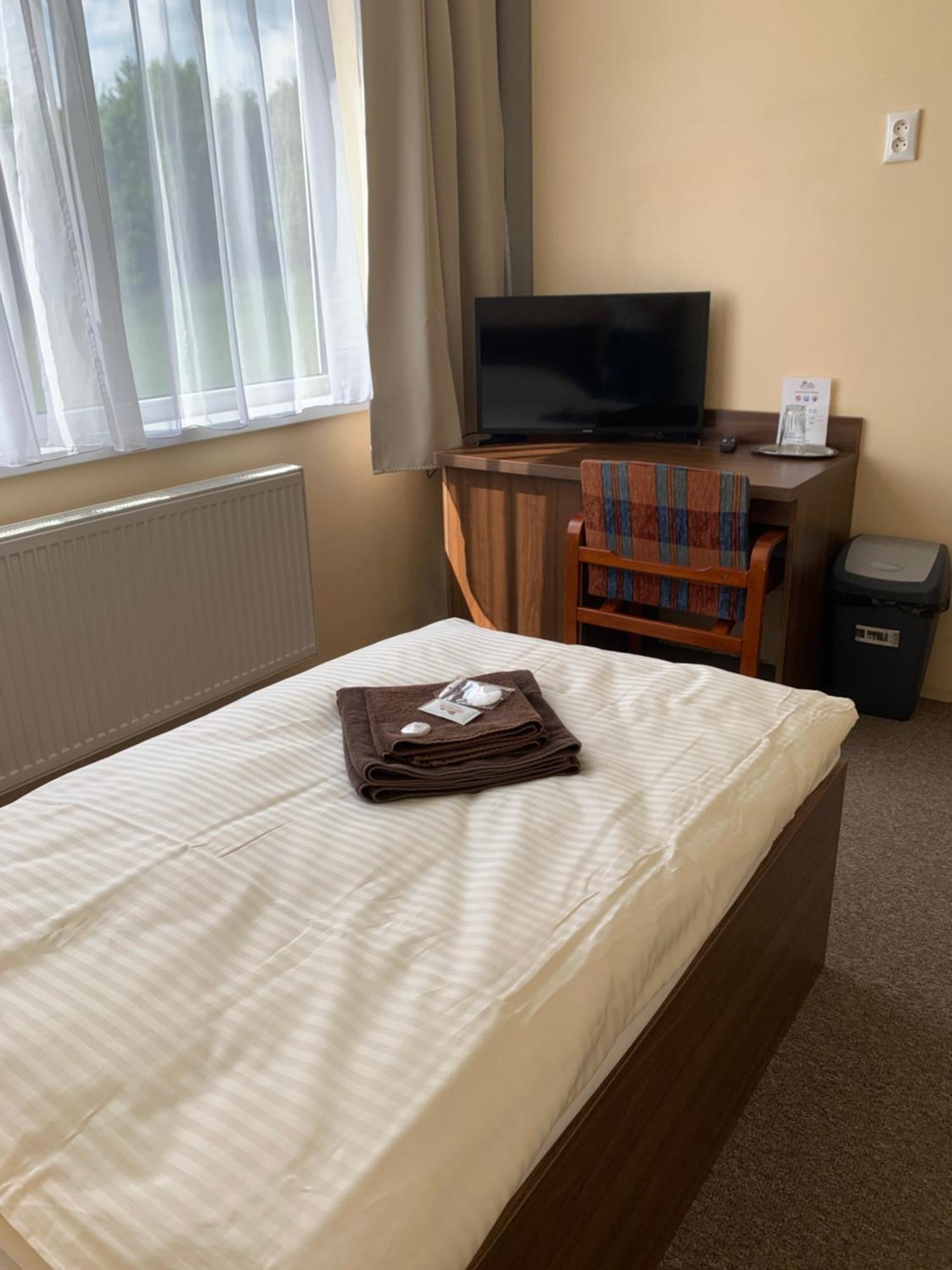 City Hotel B&B, Reception 24 7, 800M Od-From R1, Free Parking Banská Bystrica Exteriör bild