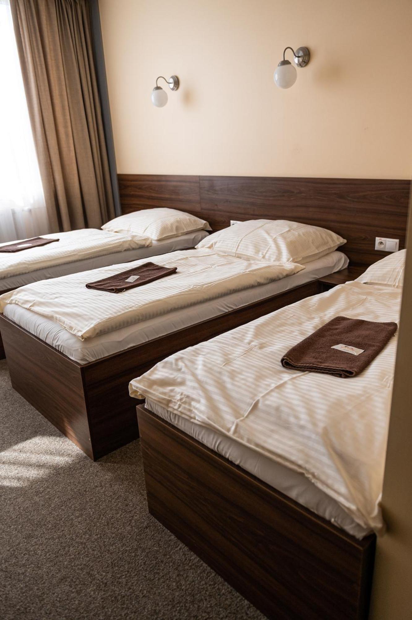 City Hotel B&B, Reception 24 7, 800M Od-From R1, Free Parking Banská Bystrica Exteriör bild
