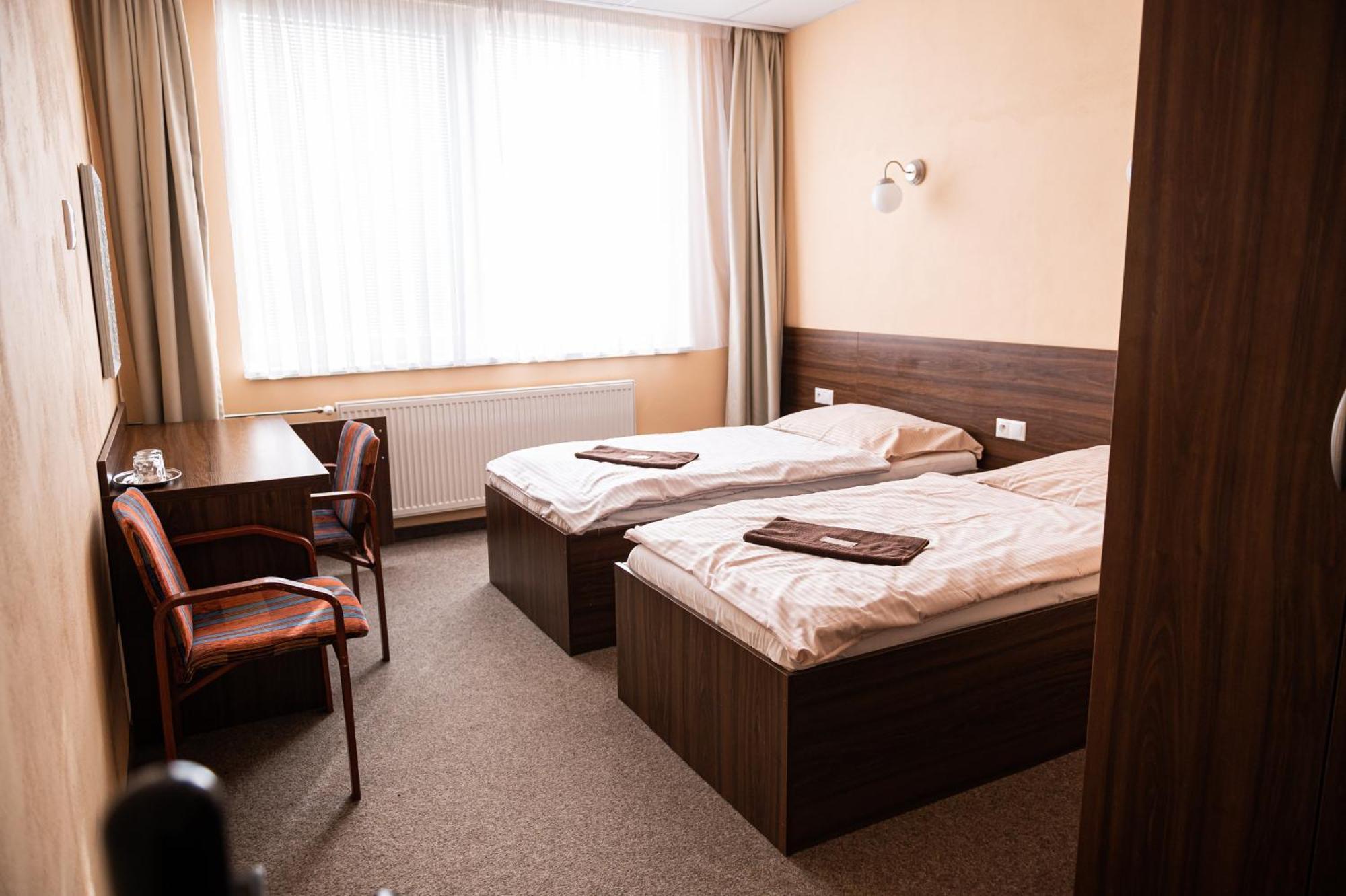 City Hotel B&B, Reception 24 7, 800M Od-From R1, Free Parking Banská Bystrica Exteriör bild