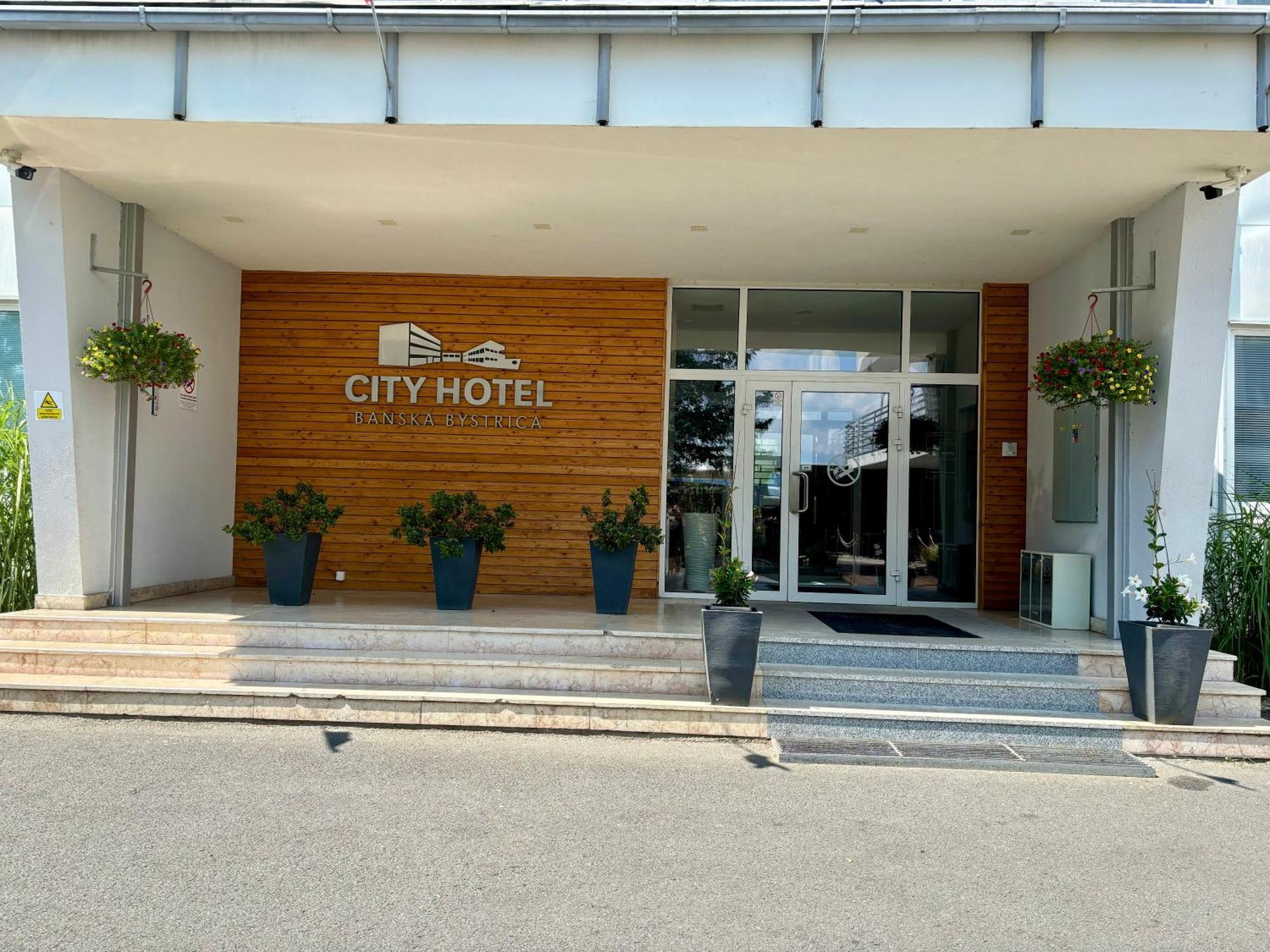 City Hotel B&B, Reception 24 7, 800M Od-From R1, Free Parking Banská Bystrica Exteriör bild