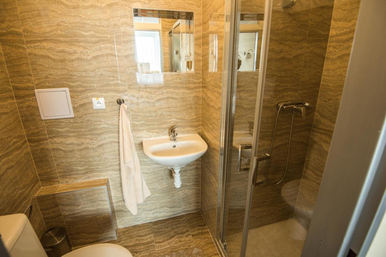 City Hotel B&B, Reception 24 7, 800M Od-From R1, Free Parking Banská Bystrica Exteriör bild