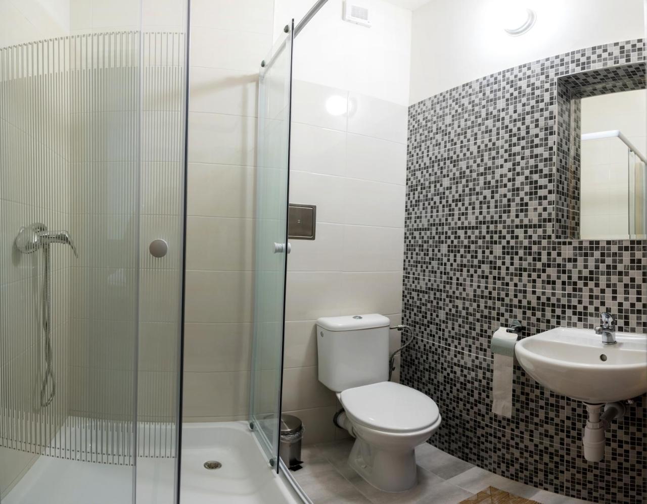 City Hotel B&B, Reception 24 7, 800M Od-From R1, Free Parking Banská Bystrica Exteriör bild