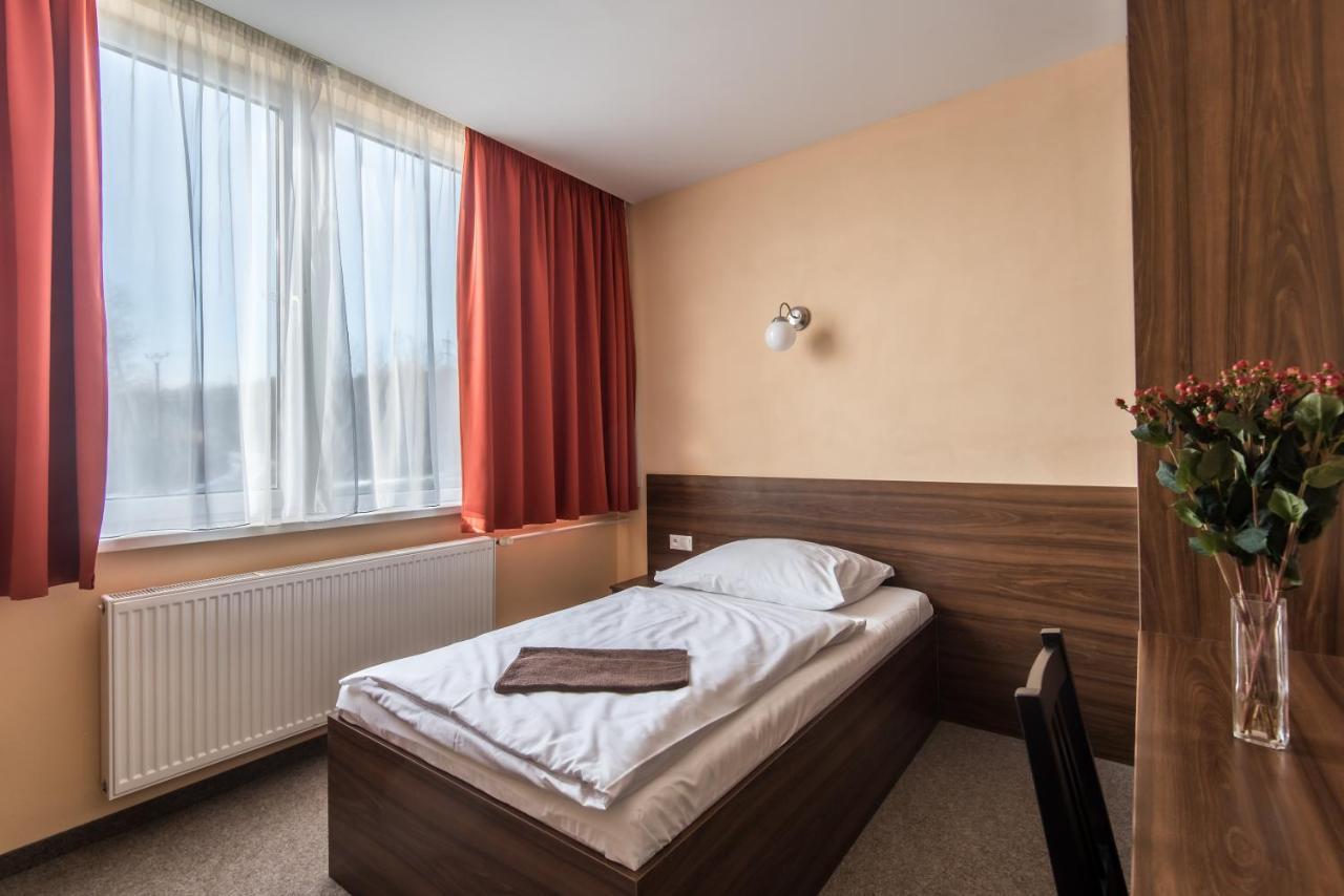City Hotel B&B, Reception 24 7, 800M Od-From R1, Free Parking Banská Bystrica Exteriör bild
