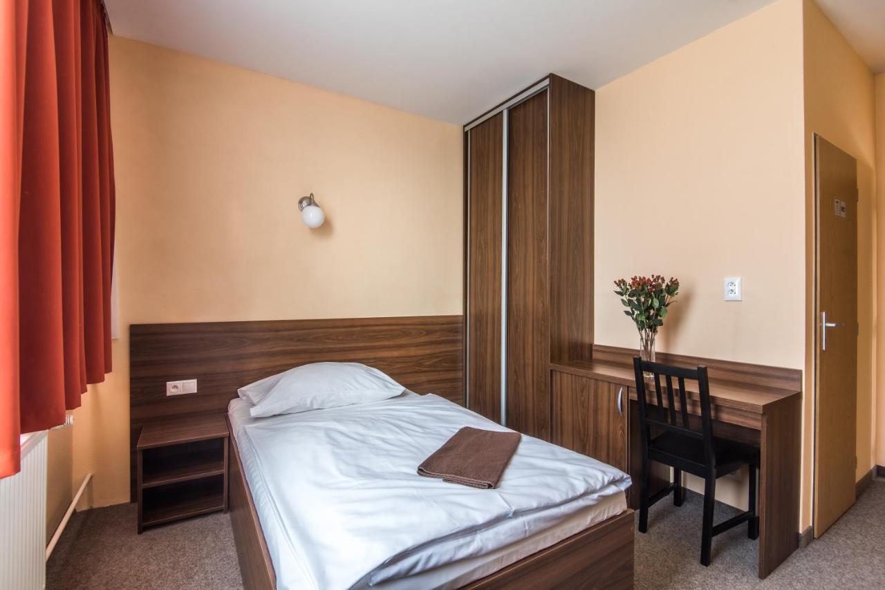 City Hotel B&B, Reception 24 7, 800M Od-From R1, Free Parking Banská Bystrica Exteriör bild